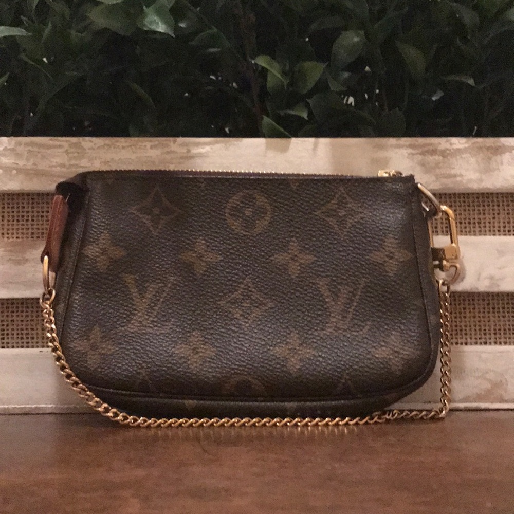 💯% Authentic Louis Vuitton Mini Pochette